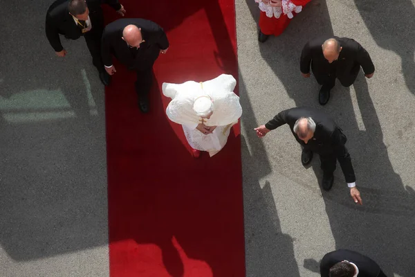Папа Бенедикт Входит Загребский Собор — стоковое фото
