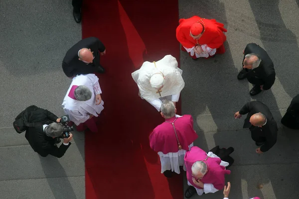 Kanunniken Van Zagreb Begroeten Paus Benedictus Bij Ingang Van Kathedraal — Stockfoto