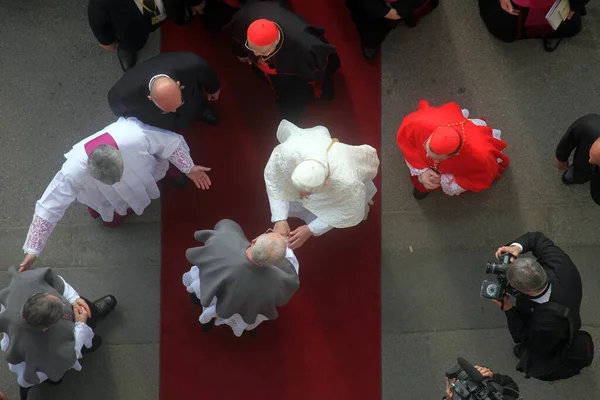 Zagreb Katedralinin Girişinde Papa Benedikt Selamladılar — Stok fotoğraf