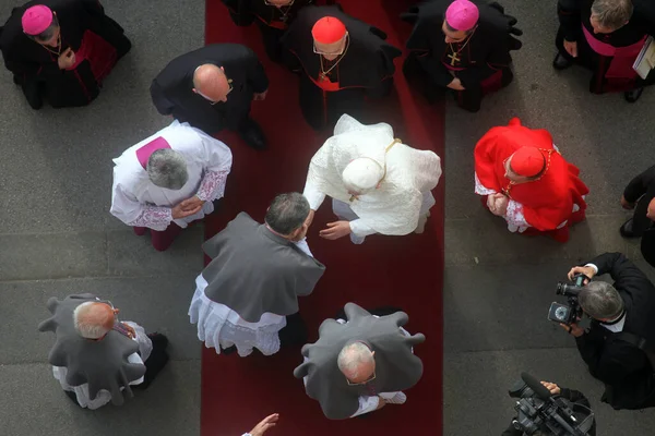 Los Prebendarios Saludan Papa Benedicto Xvi Entrada Catedral Zagreb — Foto de Stock