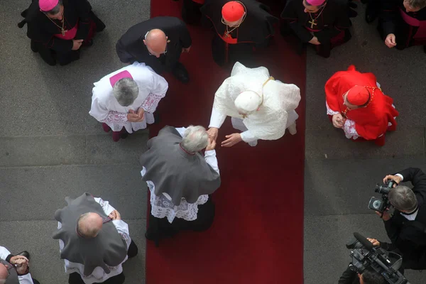 お勧めは ザグレブ大聖堂への入り口でベネディクト教皇を迎える — ストック写真