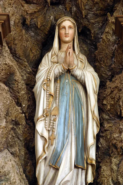 克罗地亚Veliki Bisag的St Mary Magdalene教堂的Lourdes夫人雕像 — 图库照片