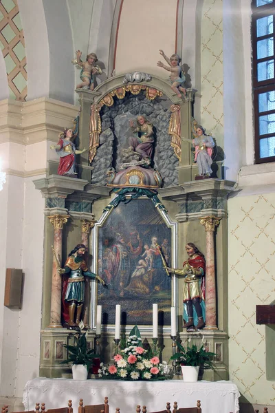 Βωμός Των Αγίων Τριών Βασιλέων Στην Εκκλησία Του Αγίου Πέτρου — Φωτογραφία Αρχείου