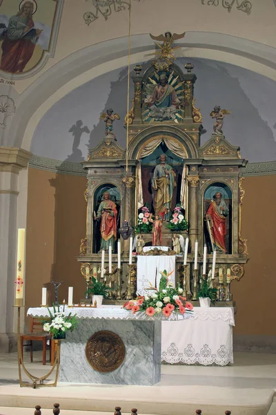 Pääalttari Sveti Petarin Kirkossa Sveti Petar Oreovecissa Kroatiassa — kuvapankkivalokuva