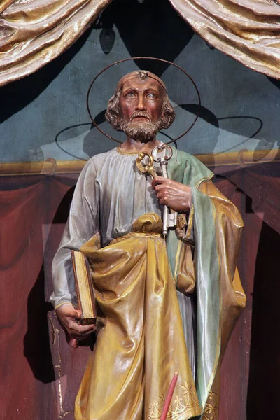 克罗地亚Sveti Petar Orehovec圣彼得教堂主祭坛上的圣彼得雕像 — 图库照片