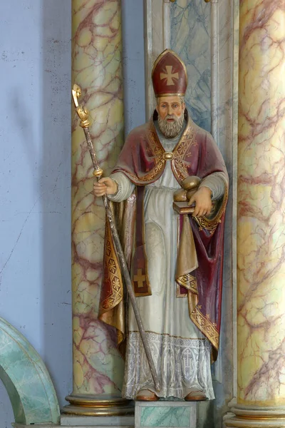 克罗埃西亚Klanjec圣母升天教堂主祭坛上的圣尼古拉斯主教雕像 — 图库照片