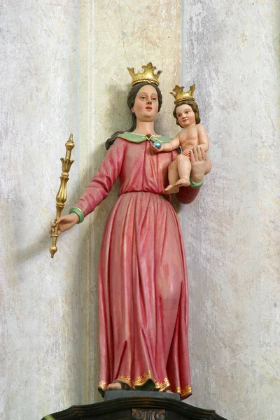 Άγαλμα Της Βασίλισσας Παρθένου Μαρίας Στον Κυρίως Βωμό Στην Εκκλησία — Φωτογραφία Αρχείου