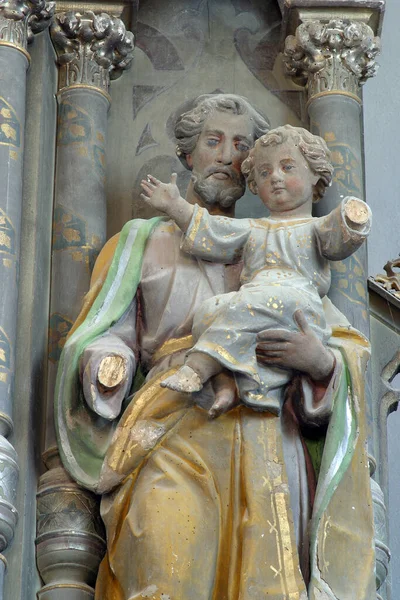Святий Йосип Статуєю Ісуса Головному Вівтарі Церкви Святої Катерини Дапчі — стокове фото