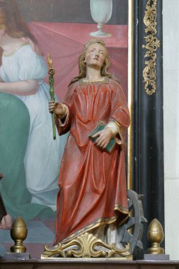 Hırvatistan 'ın Stara Ploscica kentindeki Kutsal Üç Kral Kilisesi' nin mihrabındaki İskenderiyeli Aziz Catherine heykeli.