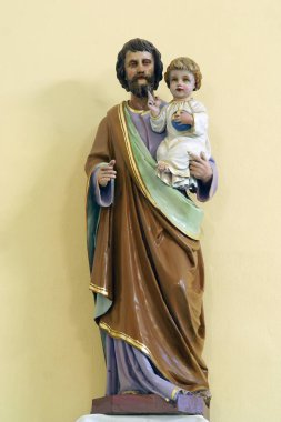 Aziz Joseph, Hırvatistan 'ın Kasina kentindeki Aziz Peter ve Paul kilisesinde bir heykel olan bebek İsa' yı tutuyor.