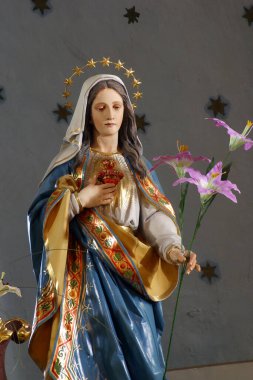 Meryem 'in Günahsız Kalbi, Hırvatistan' ın Donja Zelina kentindeki Aziz Nicholas kilisesinin ana sunağında heykel