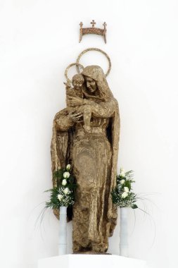 Hırvatistan 'ın Granesinski Novaki kentinde, kilisenin mihrabında bebek İsa heykeliyle Bakire Meryem.