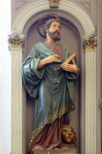 克罗地亚内韦纳奇亚历山大图书馆圣凯瑟琳主坛上的圣马克福音派雕像 — 图库照片