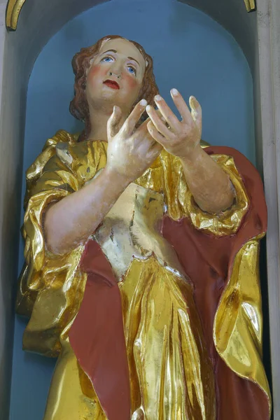 克罗地亚杜波维奇圣母教堂主祭坛上的圣巴巴拉雕像 — 图库照片