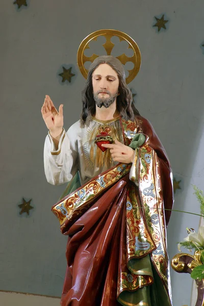 聖いイエスの心 クロアチアのドニャ ゼリーナにある聖ニコラス教区教会の祭壇にある像 — ストック写真