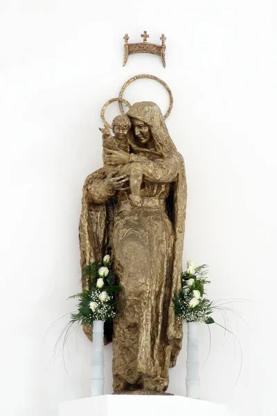 位于克罗地亚Granesinski Novaki教区教堂主祭坛上的圣母玛利亚和圣母玛利亚与婴儿耶稣雕像 — 图库照片