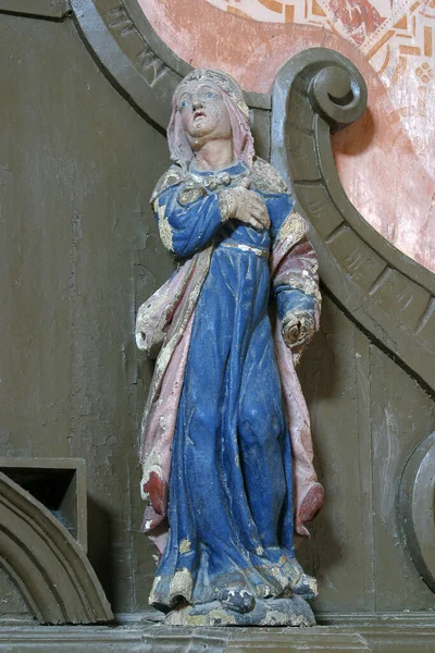 位于克罗地亚Stari Farkasic圣母玛丽亚教堂的圣母坛上的圣安雕像 — 图库照片