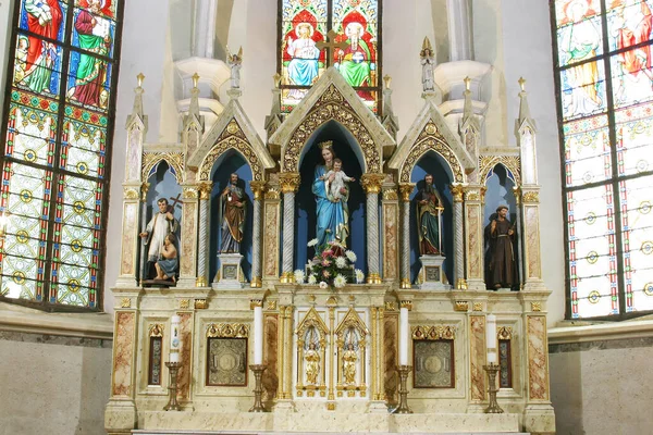 クロアチアのドンハ ストゥビカにある聖三位一体教区教会の主祭壇 — ストック写真