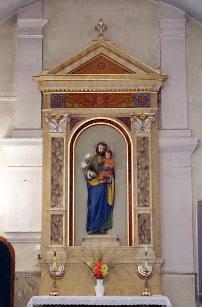 Hırvatistan 'ın Donja Stubica kentindeki Kutsal Üçlü Kilise mihrabında Aziz Joseph sunağı
