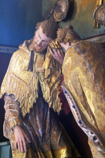 聖ヨハネ ネポムクは女王を告白します 聖ヨハネ ネポムクの祭壇の上の彫像は クラピナのトルスキー ヴルフでエルサレムの聖母教会で クロアチア — ストック写真
