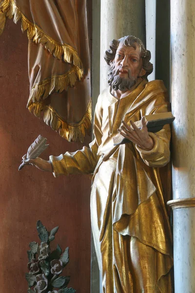 Hırvatistan 'ın Krapina kentindeki Trski Vrh kentindeki Kudüs Kilisesi' nde Havarilerin Ayrılışı mihrabındaki Aziz Mark heykeli.