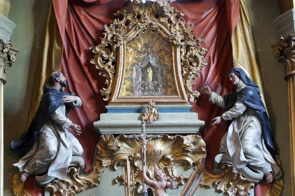 锡耶纳的圣徒多米尼克和凯瑟琳跪在位于克罗地亚克拉皮纳特尔斯基弗尔的耶路撒冷圣母教堂的圣坛上的圣母与孩子雕像前 — 图库照片