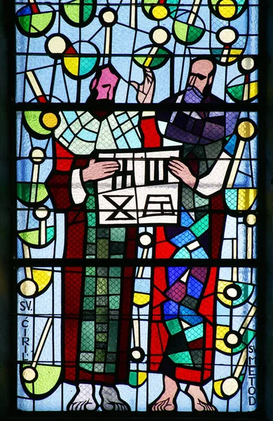 聖シリルとメトディウスは クロアチアのドゥブロヴニクにある聖ブライス教会のステンドグラスの窓です — ストック写真