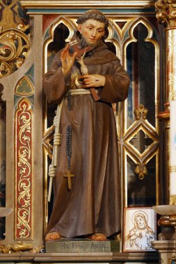 Assisi 'li Aziz Francis, Hırvatistan' ın Grubisno Polje kentindeki Aziz Yusuf kilisesinde Meryem 'in Temiz Kalbi mihrabında heykel.