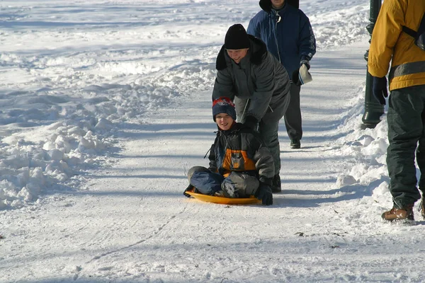 Krajina Pohled Zasněžený Kopec Rodinami Dětmi Lidmi Sáňkování Baví Sněhu — Stock fotografie