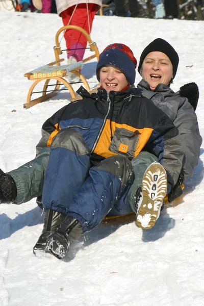 Landschaft Blick Auf Einen Verschneiten Hügel Mit Familien Mit Kindern — Stockfoto