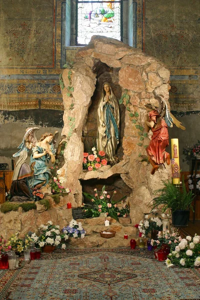 Grotta Della Madonna Lourdes Nella Chiesa Parrocchiale San Giuseppe Grubisno — Foto Stock