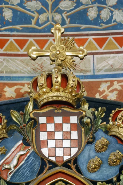 クロアチアの三位一体王国の紋章 スラヴォニアとダルマチア クロアチアのグルビズノ ポリェにある聖ヨセフ教区教会の聖母マリア無傷の心の祭壇 — ストック写真