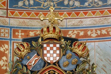 Hırvatistan 'ın Triune Krallığı, Slavonya ve Dalmaçya' nın arması, Hırvatistan 'ın Grubisno Polje kentindeki St. Joseph kilisesinde Meryem' in Temiz Kalbi mihrabının mihrabı