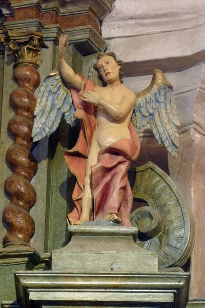 エンジェル クロアチアのガレスニカの聖母マリア訪問教区教会でパドヴァの聖アンソニーの祭壇に像 — ストック写真