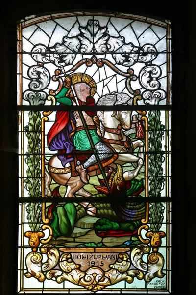 圣乔治 克罗地亚佩西尼察教区圣母升天教堂的彩色玻璃窗 — 图库照片