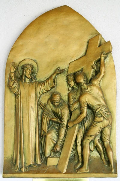 2番目の十字架の駅 イエスは彼の十字架を与えられます クロアチアのザグレブの聖三位一体の教区教会 — ストック写真