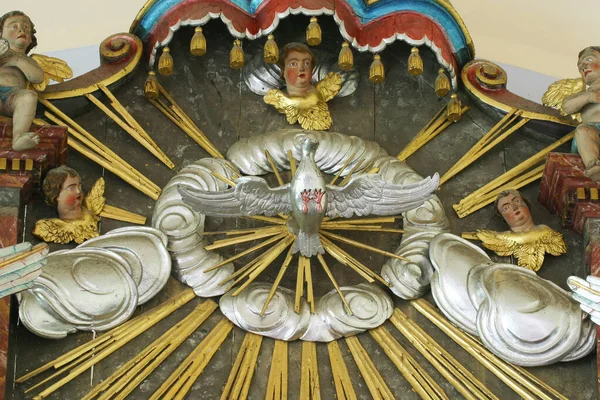 Άγαλμα Αγίου Πνεύματος Πουλιού Στον Ψηλό Βωμό Στην Ενοριακή Εκκλησία — Φωτογραφία Αρχείου