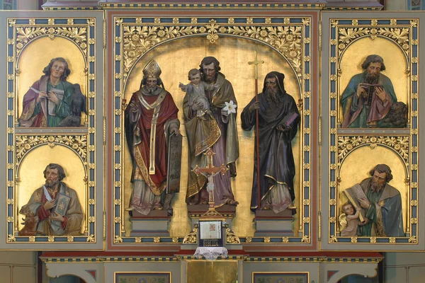 クロアチアのスラティナにある聖ヨセフ教区教会の祭壇 — ストック写真