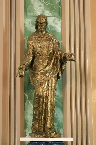 位于克罗地亚奥德拉的圣母玛利亚和圣乔治教区教堂耶稣圣心雕像 — 图库照片