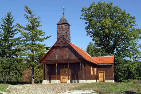 Drewniana Kaplica Ducha Świętego Lucelnicy Chorwacja — Zdjęcie stockowe