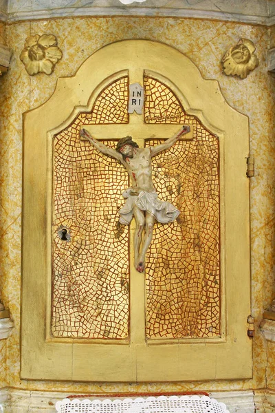 位于克罗地亚Vugrovec的圣弗朗西斯科泽维尔教区教堂的圣坛上的帐幕 — 图库照片