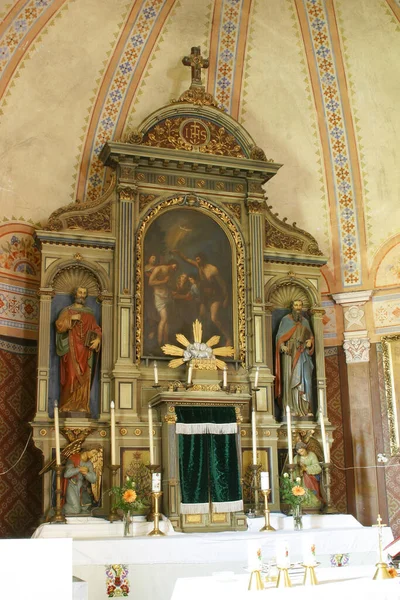 Korkea Alttari Pyhän Johannes Kastajan Seurakunnassa Novo Cicessä Kroatiassa — kuvapankkivalokuva