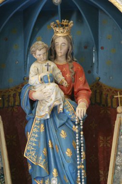 Karların Hanımefendisi, Hırvatistan 'ın kutsal üçlüsü Radoboj kilisesinde mihrap yapıyor.