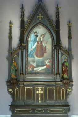 Hırvatistan 'ın Krapinske Toplice kentindeki Kutsal Üçleme Kilisesi' nde Sevgililer Günü sunağı