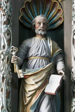 Hırvatistan 'ın Krapina kentindeki İskenderiyeli Aziz Catherine Kilisesi' nin sunağında Aziz Peter heykeli.