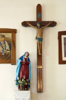 Çarmıhın altında Bakire Meryem, Hırvatistan 'ın Mihovljan kentindeki Aziz Mikail kilisesinde heykel