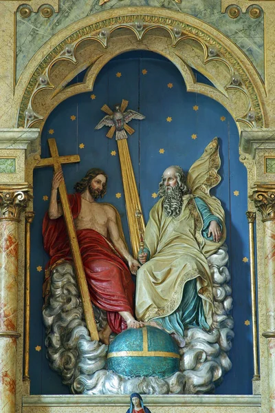 克罗地亚克拉平斯克托普利茨圣三一教堂主祭坛上的圣三一雕像 — 图库照片