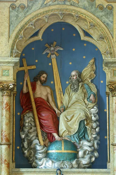 克罗地亚克拉平斯克托普利茨圣三一教堂主祭坛上的圣三一雕像 — 图库照片
