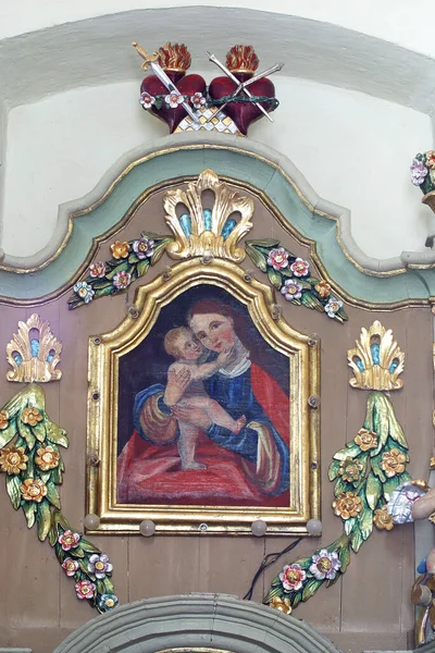 聖母マリアと赤ちゃんイエス 祭壇で祭壇画聖ピーターの教区教会で悲しみの聖母SvetiピーターMrezniki クロアチア — ストック写真