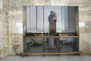 Aziz Anthony, Hırvatistan 'ın Zagreb kentindeki Aziz Anthony kilisesinde İsa' nın bir çocuğunu, bir heykeli tutuyor.